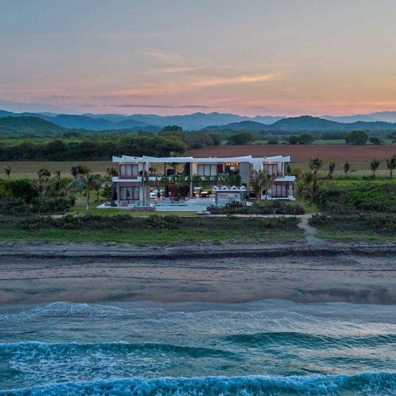 Beachfront Villa in Plataforma