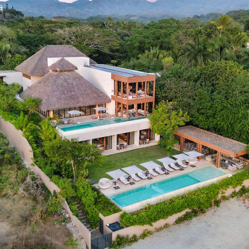 Oceanfront Villa in Paradise Coves