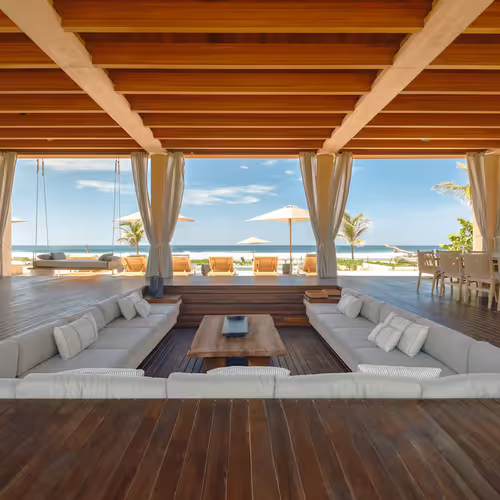 Beachfront Villa in El Rosedal