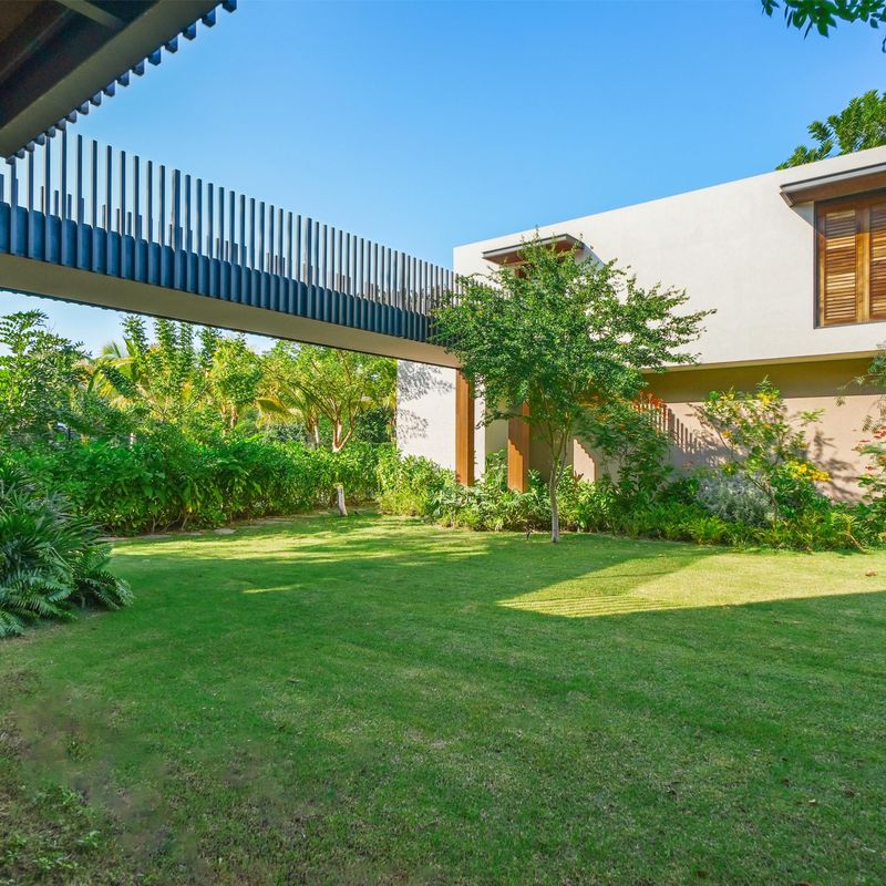 Oceanfront Villa in Paradise Coves