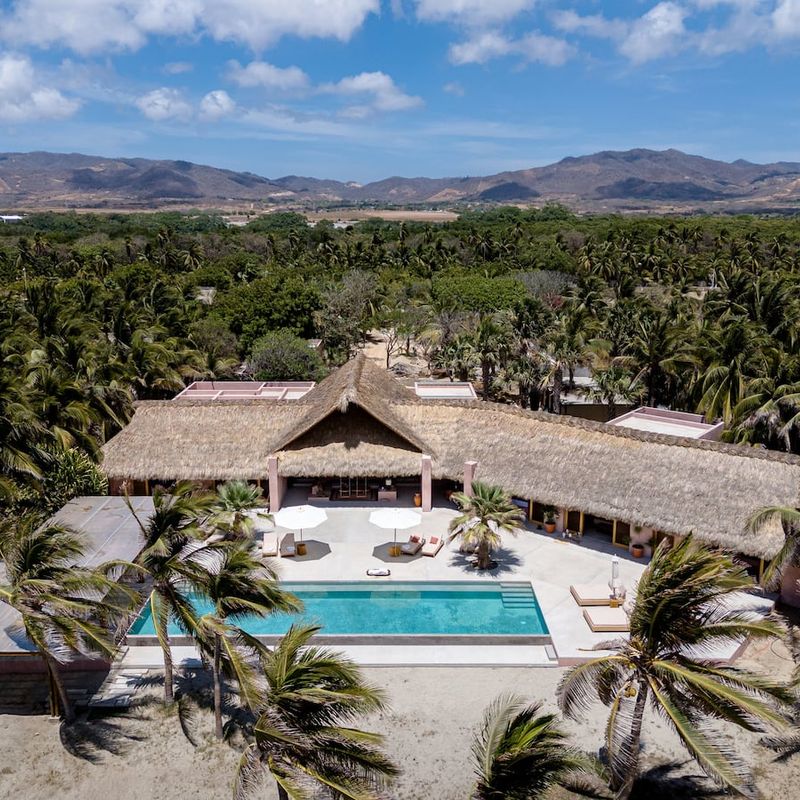 Beachfront Villa in Los Naranjos