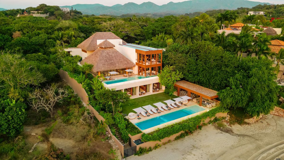 Oceanfront Villa in Paradise Coves