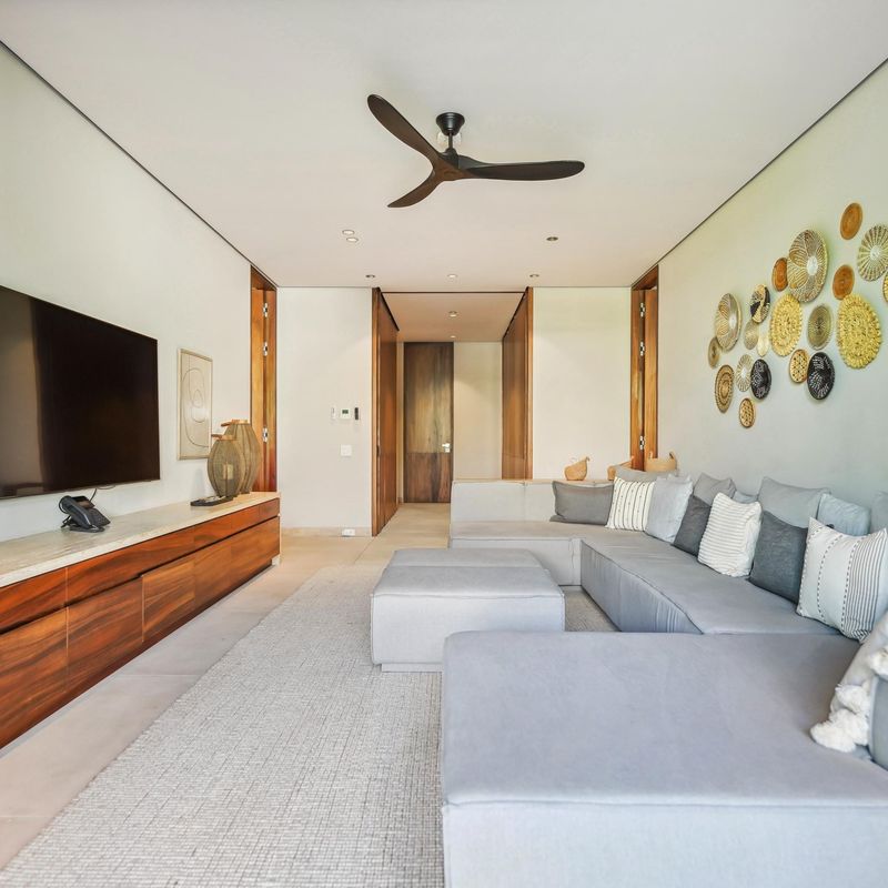 Oceanfront Villa in Paradise Coves