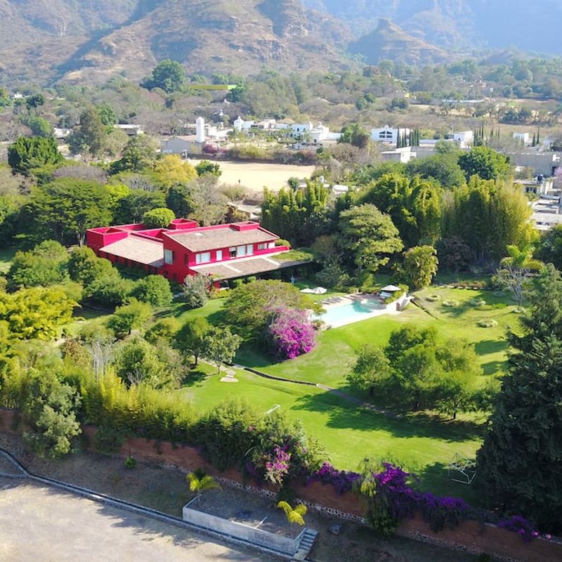 Mansion with staff, pool, jacuzzi & amazing views